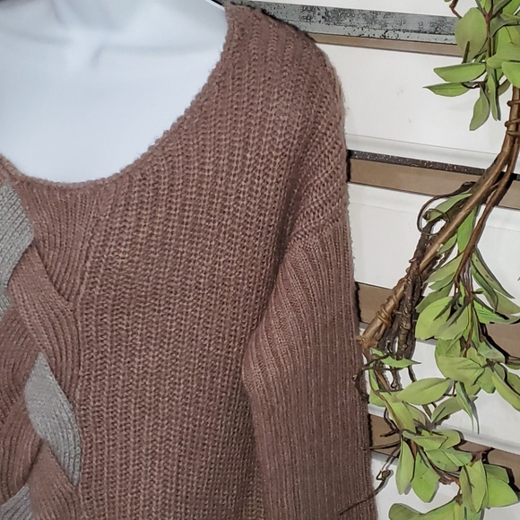 DARRIA sweater.   #2616 - Picture 2 of 8